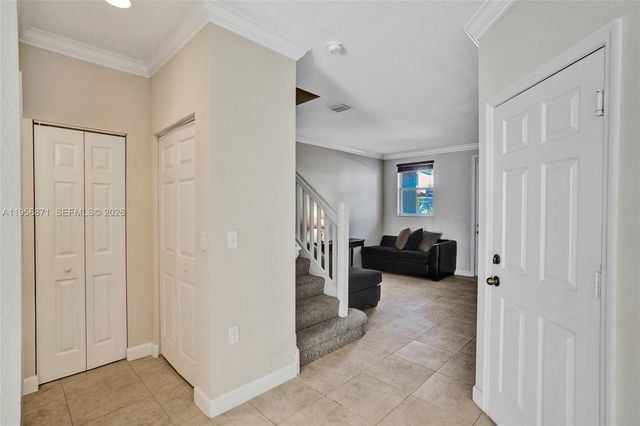 1042 NE 207th Ter, Miami, FL 33179