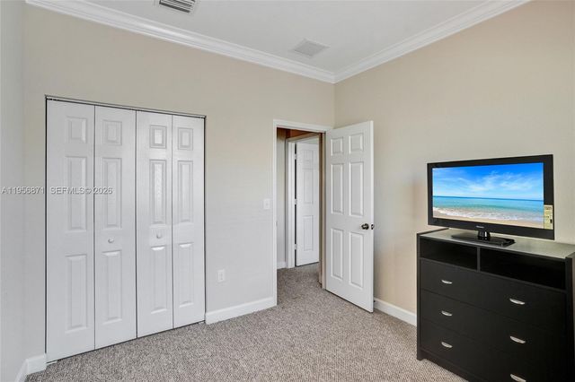 1042 NE 207th Ter, Miami, FL 33179