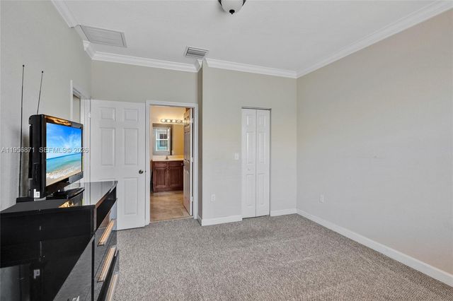 1042 NE 207th Ter, Miami, FL 33179