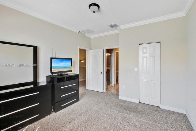 1042 NE 207th Ter, Miami, FL 33179