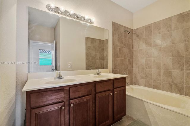 1042 NE 207th Ter, Miami, FL 33179