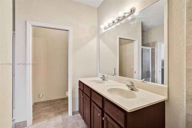 1042 NE 207th Ter, Miami, FL 33179