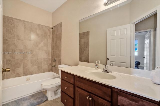 1042 NE 207th Ter, Miami, FL 33179