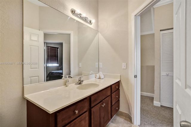 1042 NE 207th Ter, Miami, FL 33179