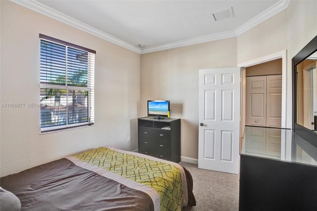 1042 NE 207th Ter, Miami, FL 33179