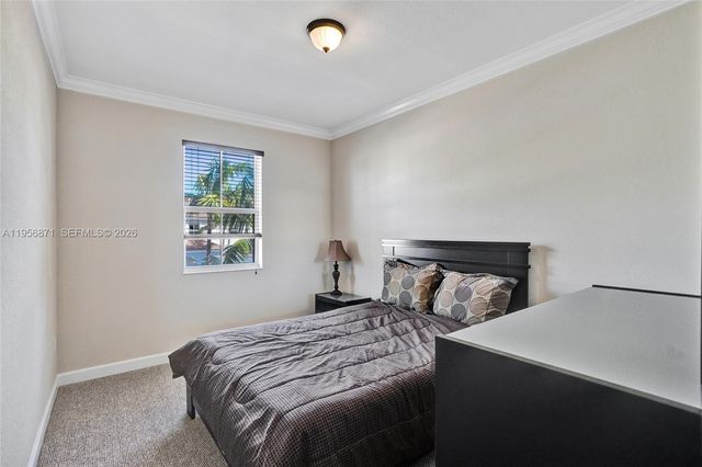 1042 NE 207th Ter, Miami, FL 33179