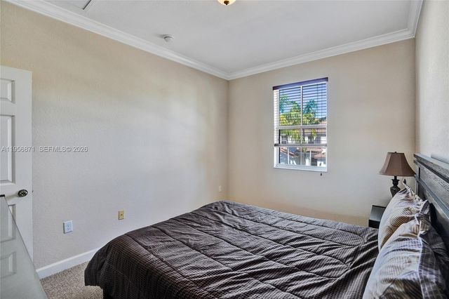 1042 NE 207th Ter, Miami, FL 33179