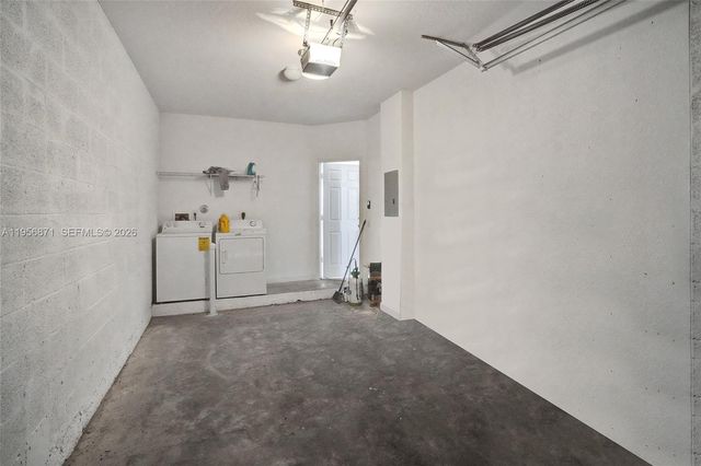 1042 NE 207th Ter, Miami, FL 33179