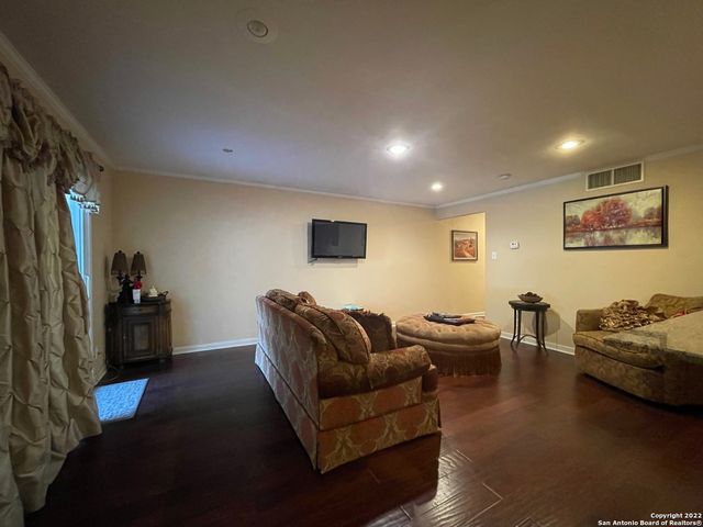 100 Lorenz Rd Apt 1105, San Antonio, TX 78209