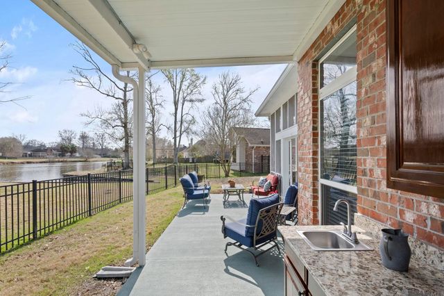 6013 Riverbend Lakes Dr, Baton Rouge, LA 70820