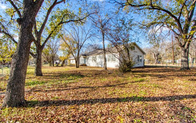 903 W 8th Street, Bonham, TX 75418