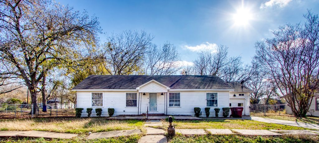 903 W 8th Street, Bonham, TX 75418