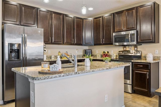 2541 MARTINS RUN, Tavares, FL 32778