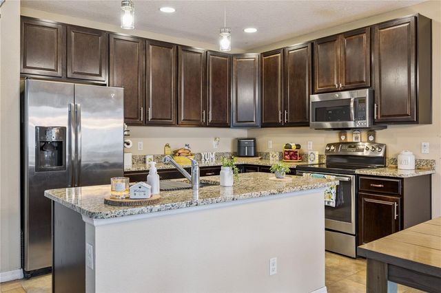 2541 MARTINS RUN, Tavares, FL 32778