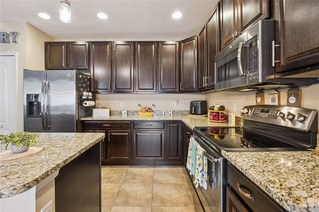 2541 MARTINS RUN, Tavares, FL 32778