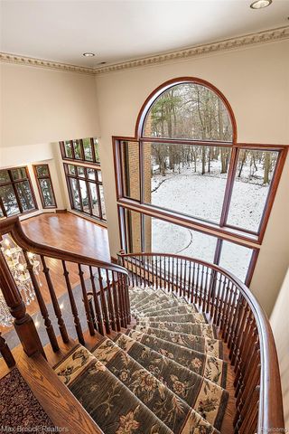 5148 Crest Knolls Court, Bloomfield Charter Township, MI 48302