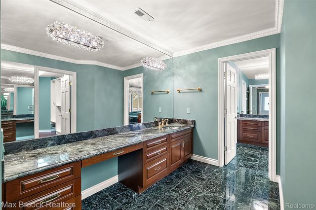 5148 Crest Knolls Court, Bloomfield Charter Township, MI 48302