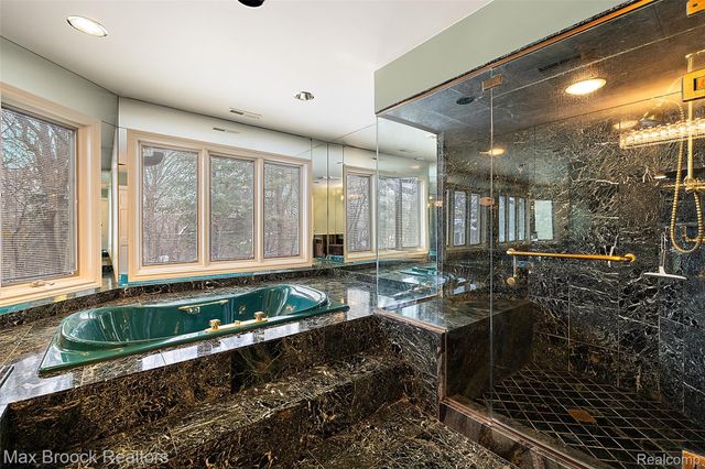 5148 Crest Knolls Court, Bloomfield Charter Township, MI 48302