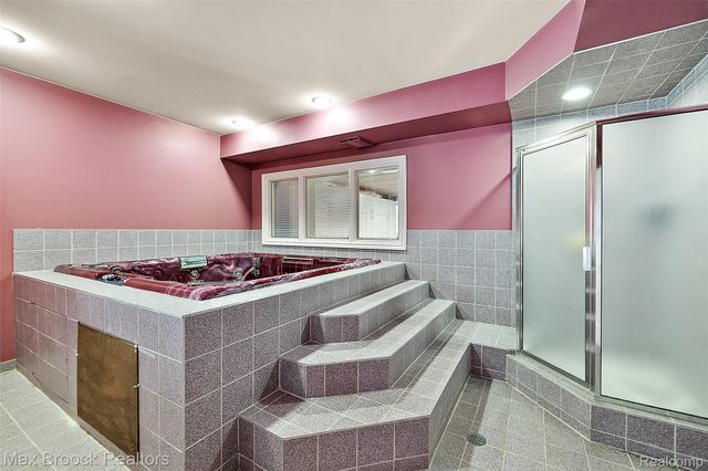 5148 Crest Knolls Court, Bloomfield Charter Township, MI 48302