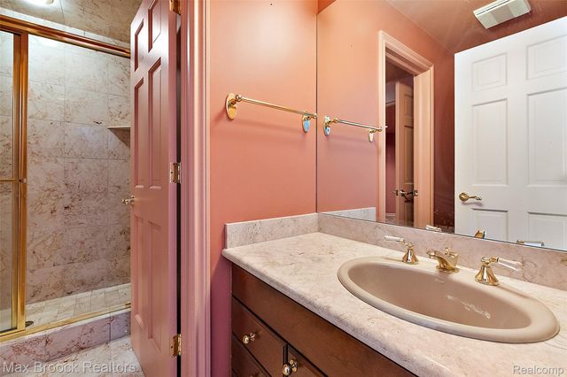 5148 Crest Knolls Court, Bloomfield Charter Township, MI 48302