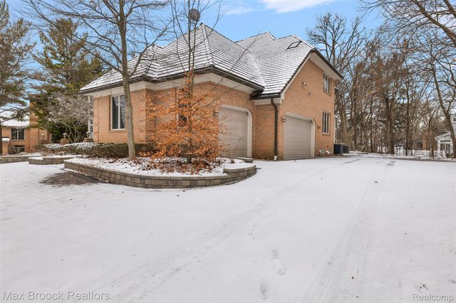 5148 Crest Knolls Court, Bloomfield Charter Township, MI 48302