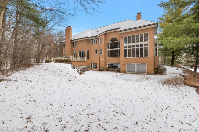 5148 Crest Knolls Court, Bloomfield Charter Township, MI 48302