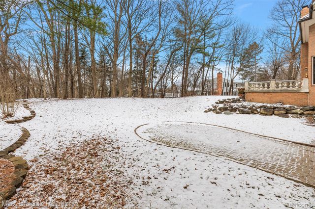 5148 Crest Knolls Court, Bloomfield Charter Township, MI 48302