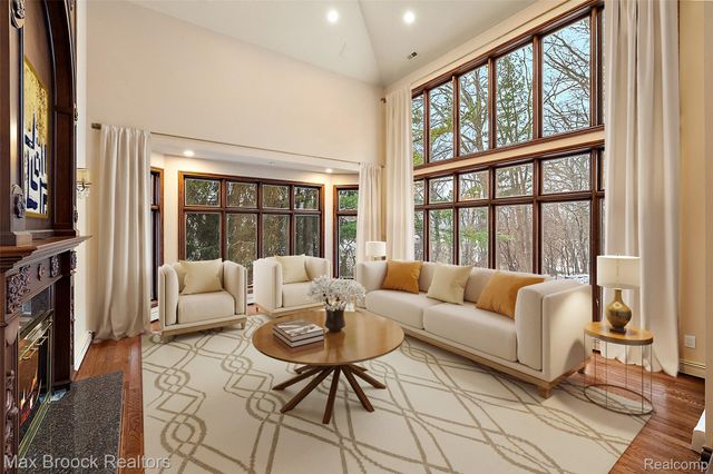 5148 Crest Knolls Court, Bloomfield Charter Township, MI 48302