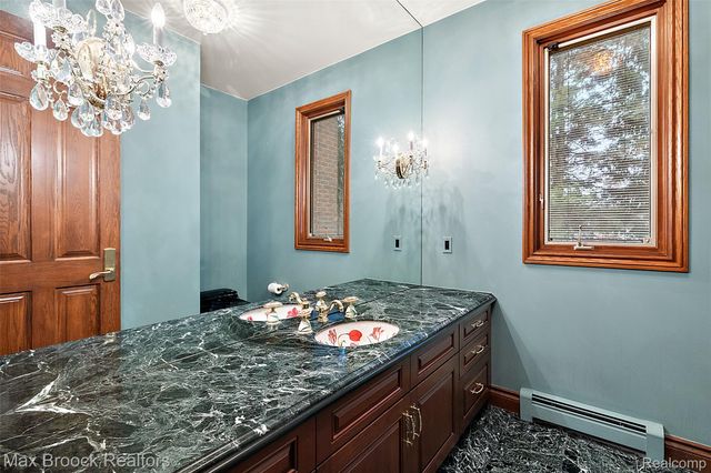 5148 Crest Knolls Court, Bloomfield Charter Township, MI 48302