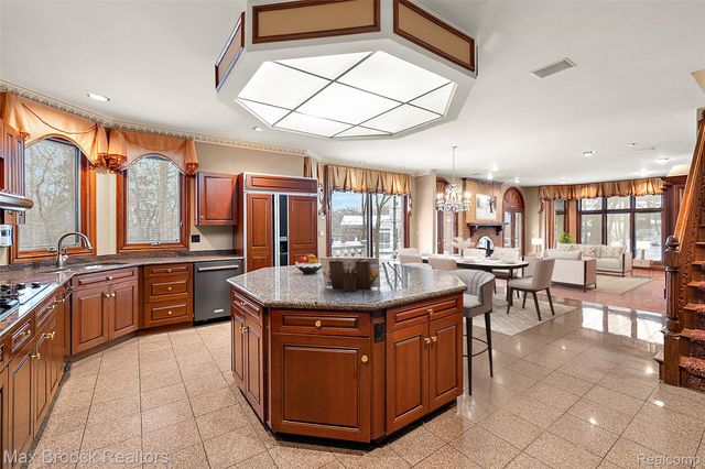 5148 Crest Knolls Court, Bloomfield Charter Township, MI 48302