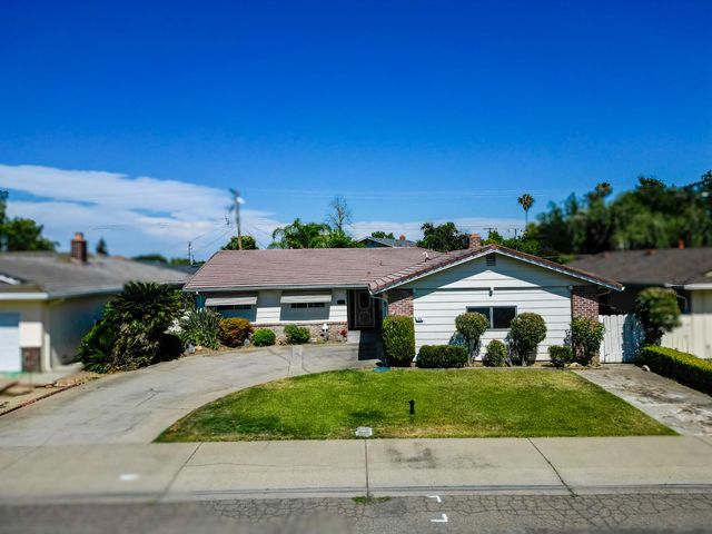 206 Benson Dr, Lodi, CA 95242
