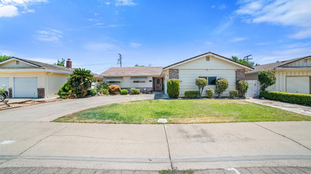 206 Benson Dr, Lodi, CA 95242