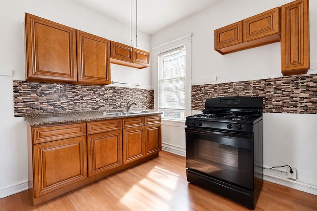 6820 S Dante Avenue, Chicago, IL 60637