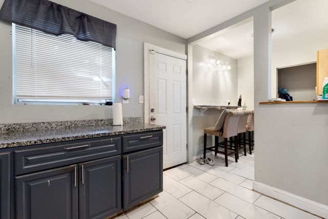 6820 S Dante Avenue, Chicago, IL 60637