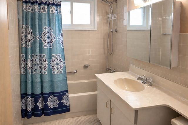 1706 W Jarvis Avenue 1W, Chicago, IL 60626