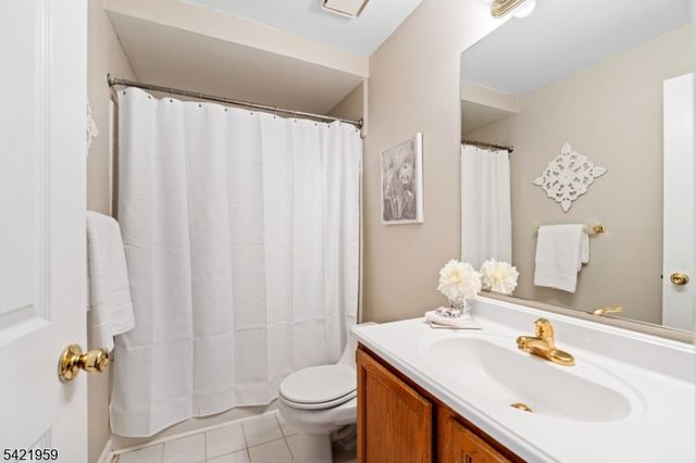 16 Ditmars Cir, Hillsborough Twp., NJ 08844