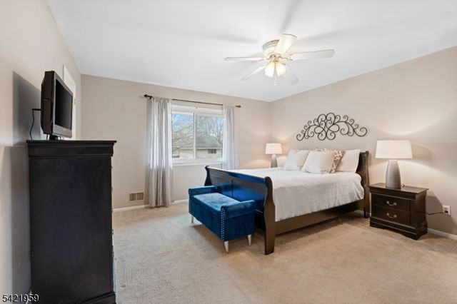 16 Ditmars Cir, Hillsborough Twp., NJ 08844