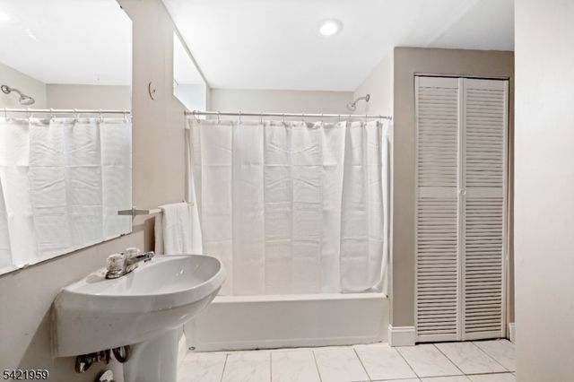16 Ditmars Cir, Hillsborough Twp., NJ 08844