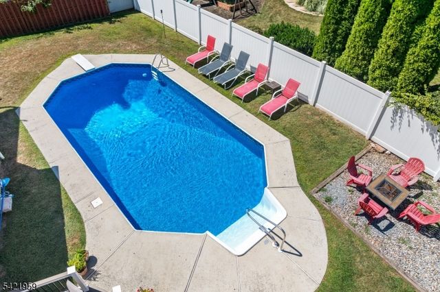 16 Ditmars Cir, Hillsborough Twp., NJ 08844