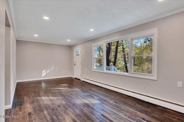 37 Greenwood Road, North Greenbush, NY 12198