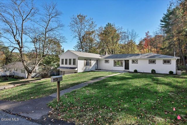 37 Greenwood Road, North Greenbush, NY 12198