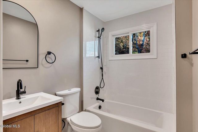 37 Greenwood Road, North Greenbush, NY 12198