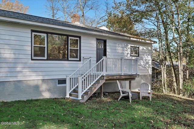 37 Greenwood Road, North Greenbush, NY 12198