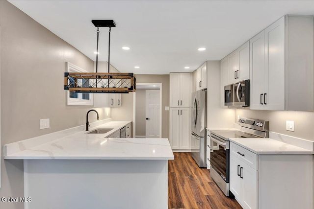 37 Greenwood Road, North Greenbush, NY 12198