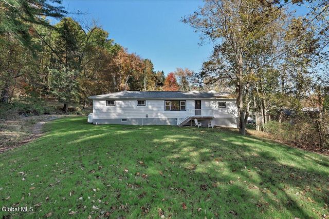 37 Greenwood Road, North Greenbush, NY 12198