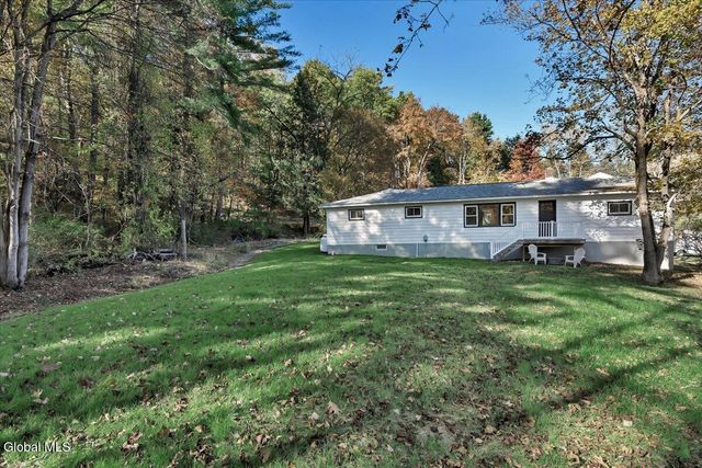 37 Greenwood Road, North Greenbush, NY 12198