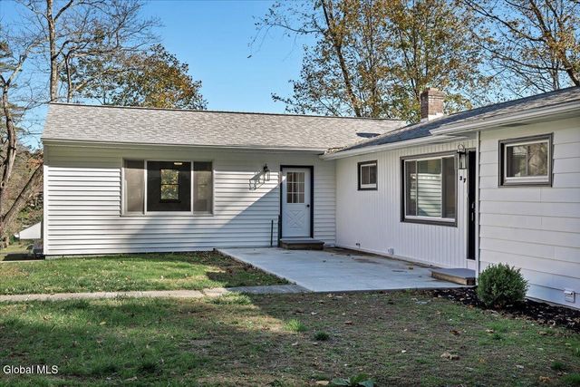 37 Greenwood Road, North Greenbush, NY 12198