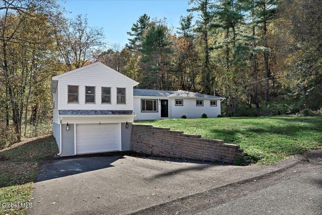 37 Greenwood Road, North Greenbush, NY 12198