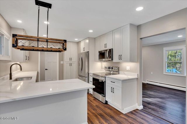 37 Greenwood Road, North Greenbush, NY 12198