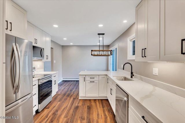 37 Greenwood Road, North Greenbush, NY 12198